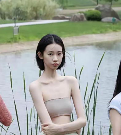 第一次对张艺凡臂展长有了实感，这就是腕线过裆了吧​​​