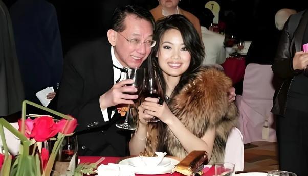1998年的一个深夜，杨受成把容祖儿叫到酒店给他唱歌，大大咧咧的容祖儿想都没想就