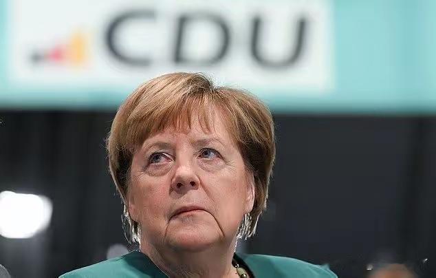 德国前总理默克尔公开喊话，呼吁有移民背景的民众在选举中投票反对德国选择党。她本意