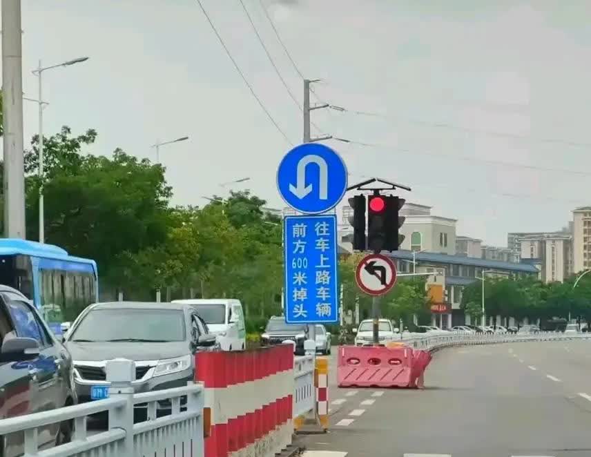 本人新手上路，这标示牌右半部分是啥意思啊？科目一，科目四也没学过啊？在线求助！