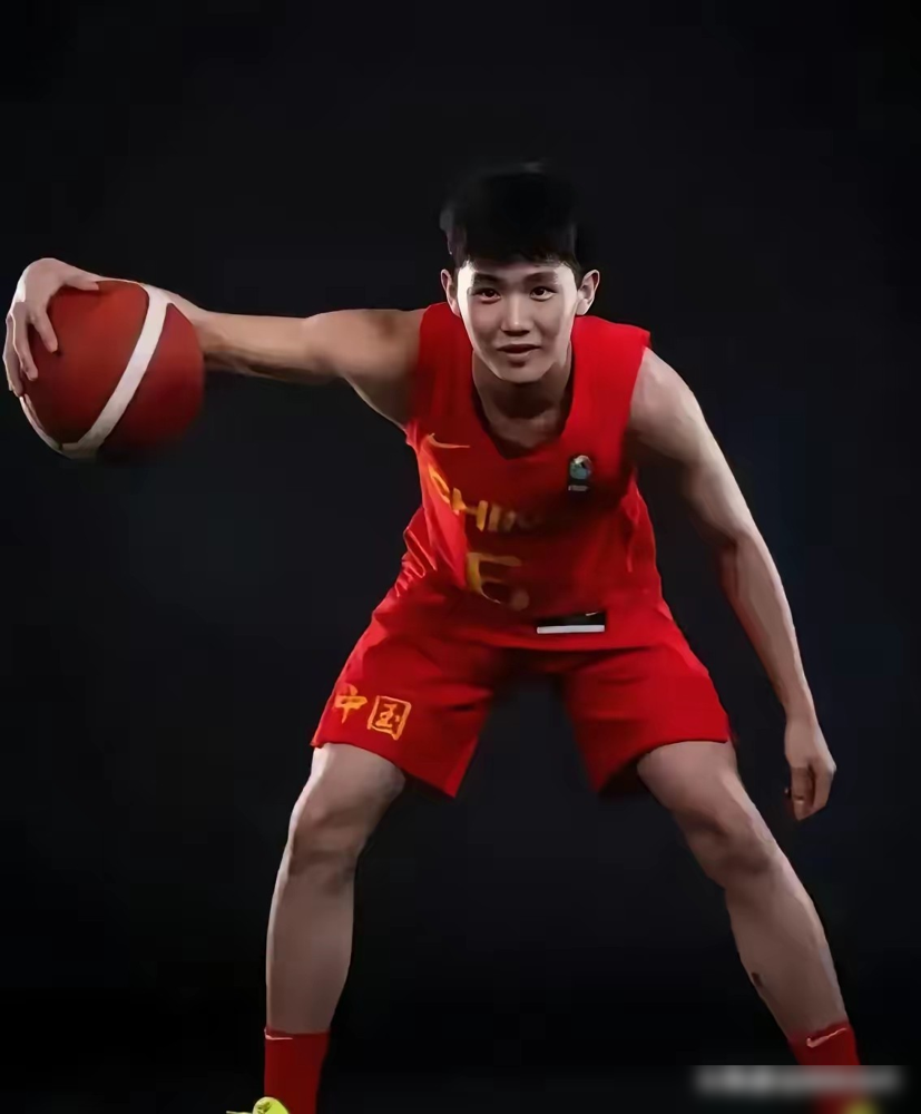 李悦洲可比高诗岩香多了。亚运会的中国男篮，郭士强终于肯给李悦洲出场机会了，和高诗岩风格酷似的李悦洲，