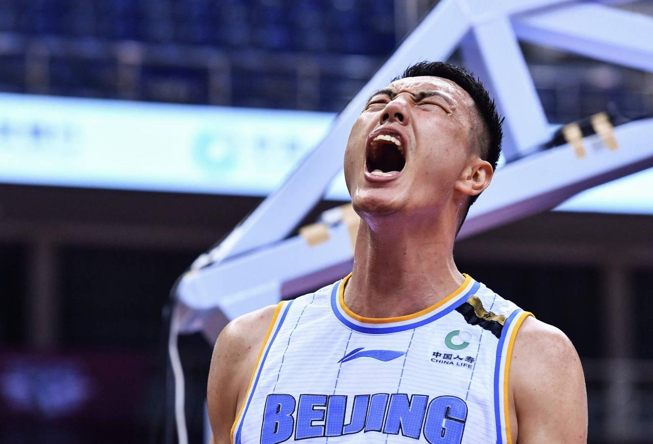 重磅！翟晓川续约北京男篮获天价老将合同，年薪千万+保留队长席位，誓带队冲冠！山西媒体却泼冷水：防死曾凡博就能赢？