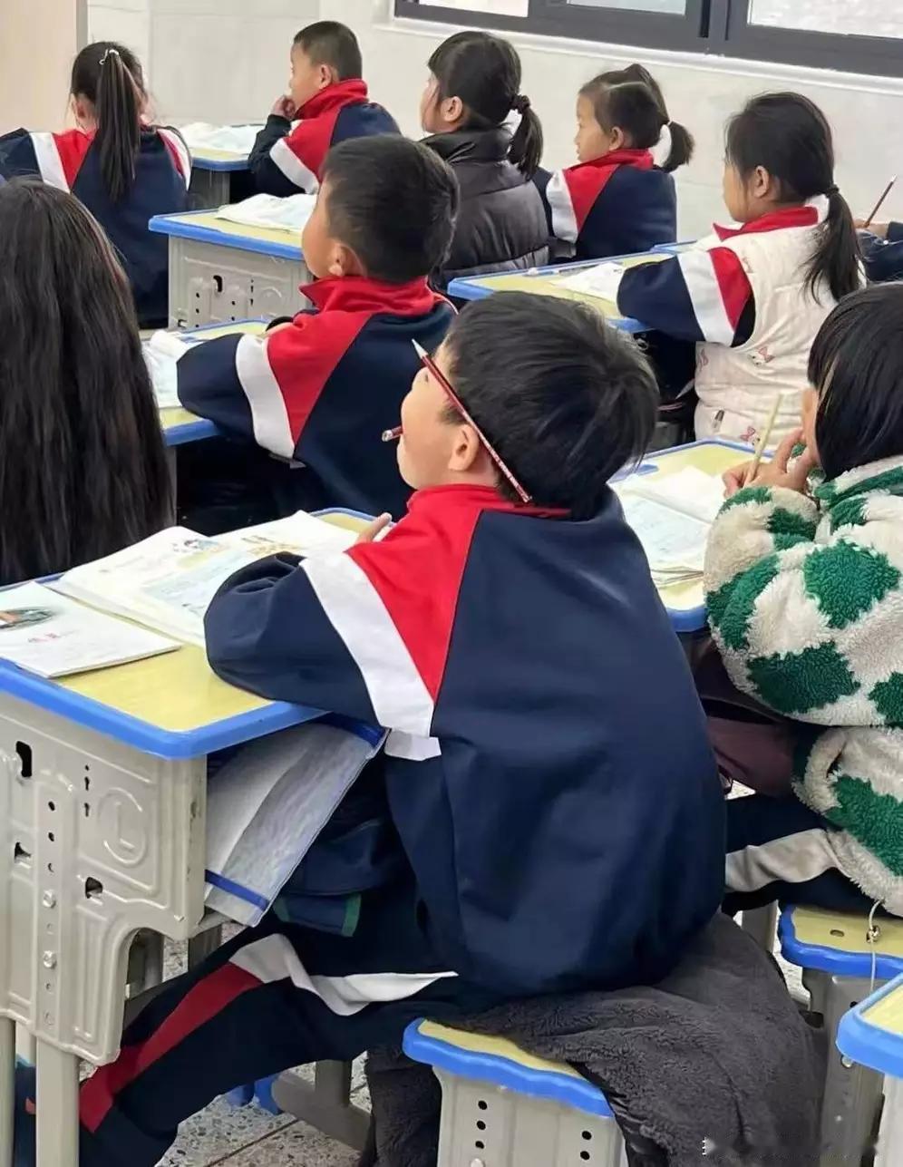 “带回家自己教吧！”老师被家长连续投诉37天，其他家长都看不下去了班主任李