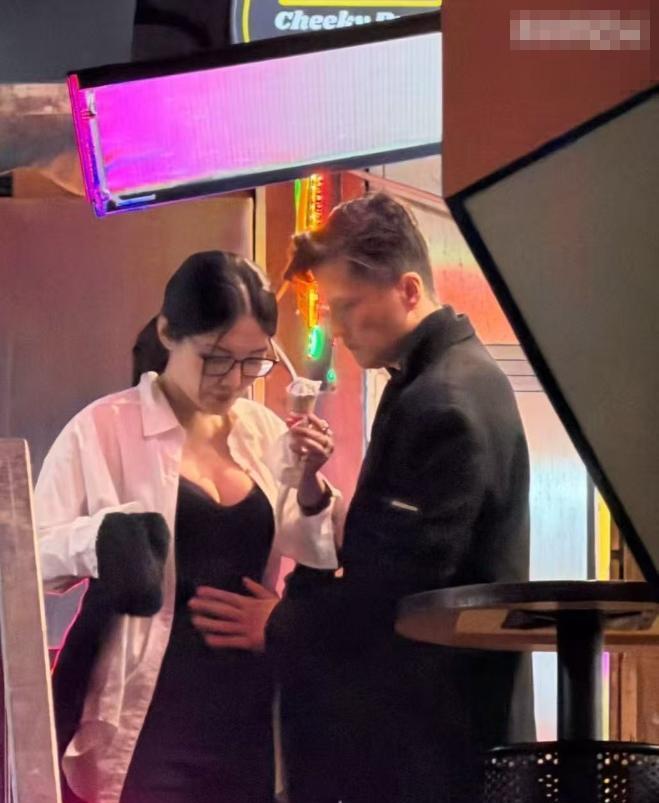 尹子维50岁当爸，这步棋走得太妙了！别被之前那些路透照骗了。什么抚摸孕肚、共