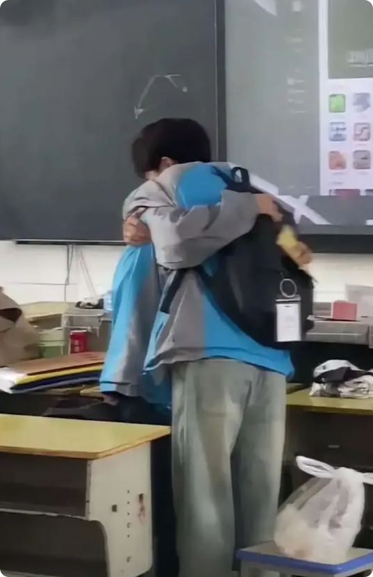 一个男高考生，刚考完即将离校，男生大步走向女同桌面前，说：我能抱抱你吗？女生也没
