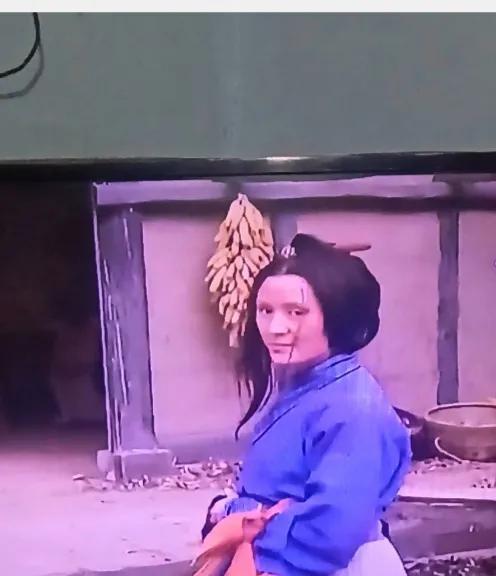 现在，我对长的尖嘴猴腮的，颧骨高的，两腮无肉，下巴尖削的女人深深的忌惮，这样的女