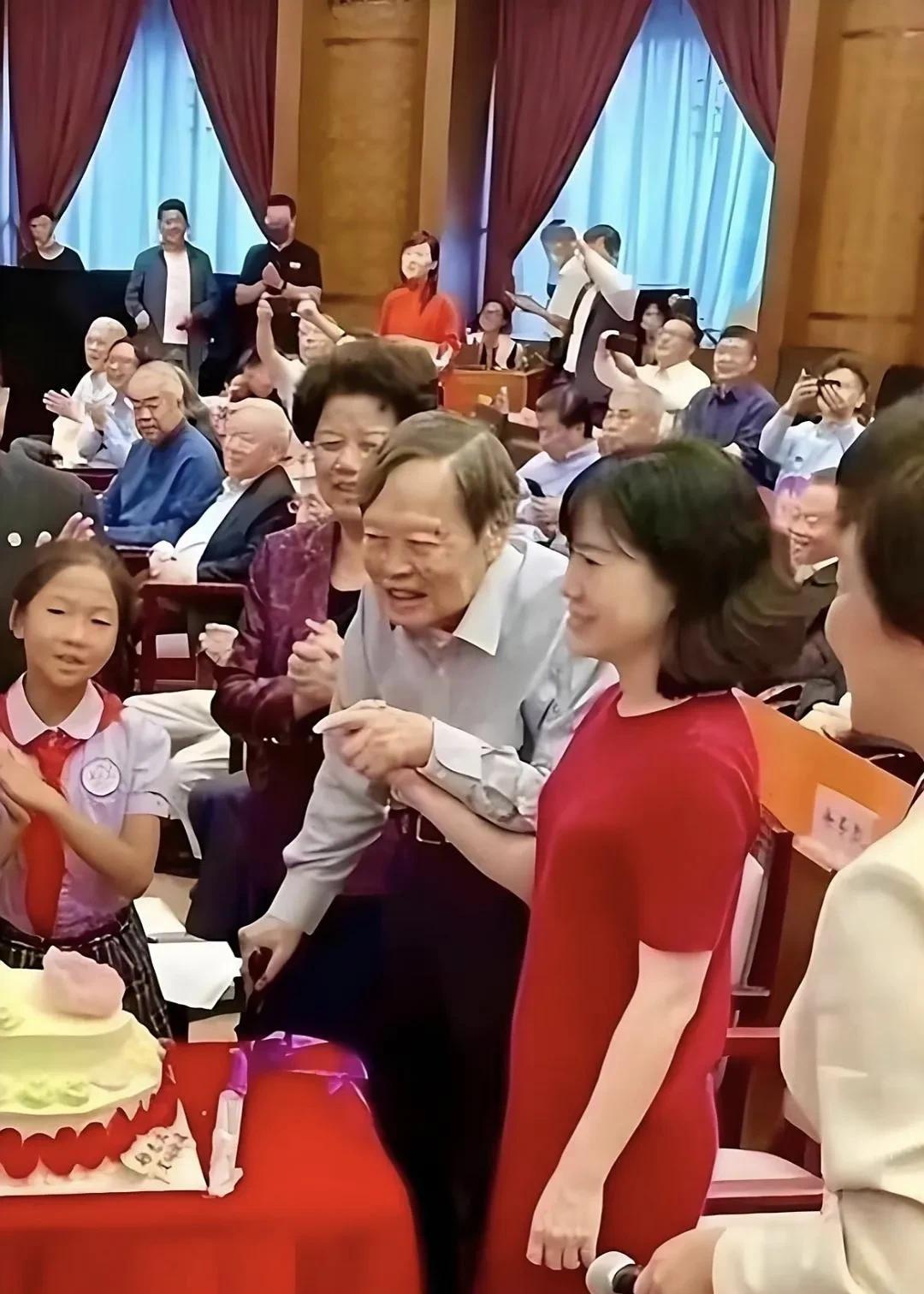杨振宁过102岁大寿，儿子女儿齐到场，杨振宁挽着妻子翁帆的手，状态保持的非常好，