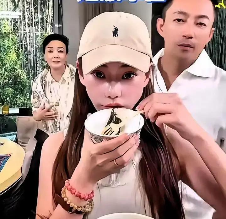 张兰把半辈子砸进这个家，离婚那天起就一个人扛。白天跑生意晚上陪汪小菲写作业，