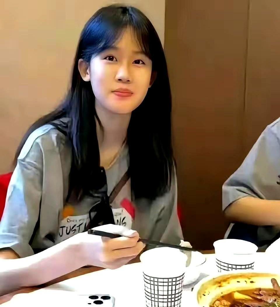 陆毅的女儿颜值好高，自然大方，是那种天生丽质的美，比妈妈鲍蕾好看，他们的女儿留着