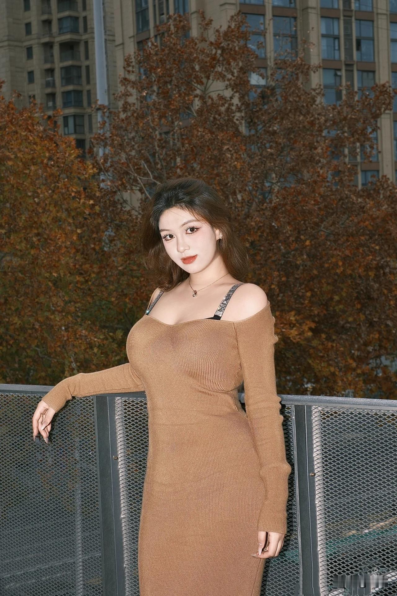 美图欣赏，看图写诗《棕韵佳人》棕衫裹身楚腰柔，秋光满目意悠悠。凝眸不