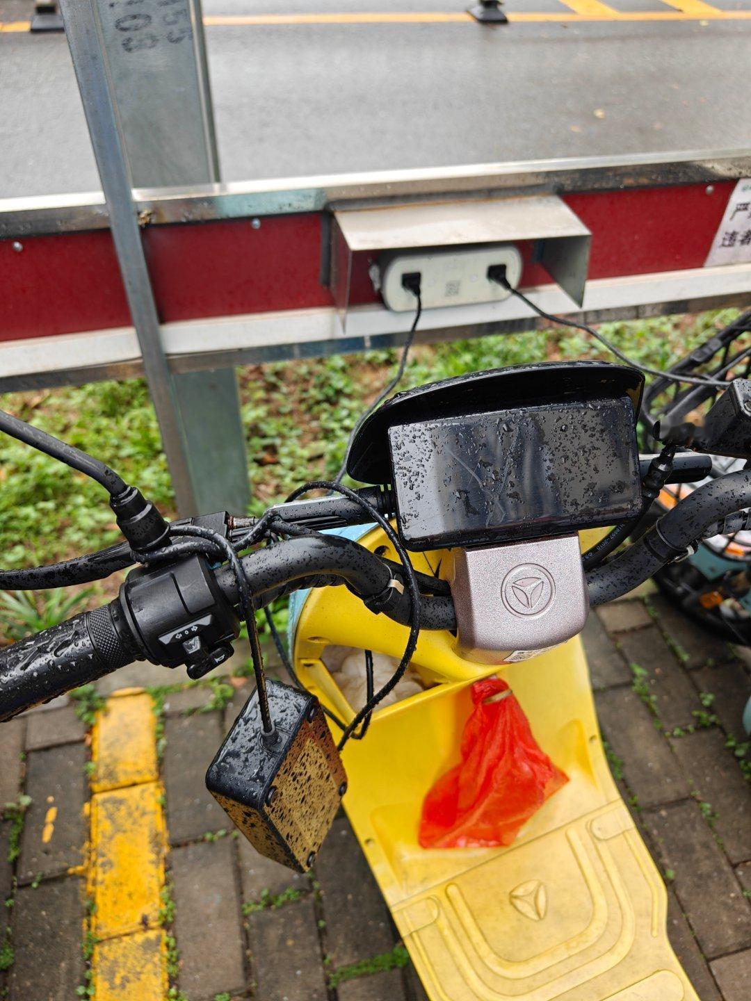 我靠，充电的时候下雨了，整个充电器都被水淋了，不知道会不会坏。[汗]​​​