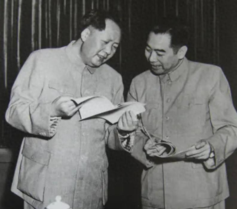 毛主席出发检阅海军前，突然轻哼两声，周总理瞬间明白：您别去了“1957年8月4