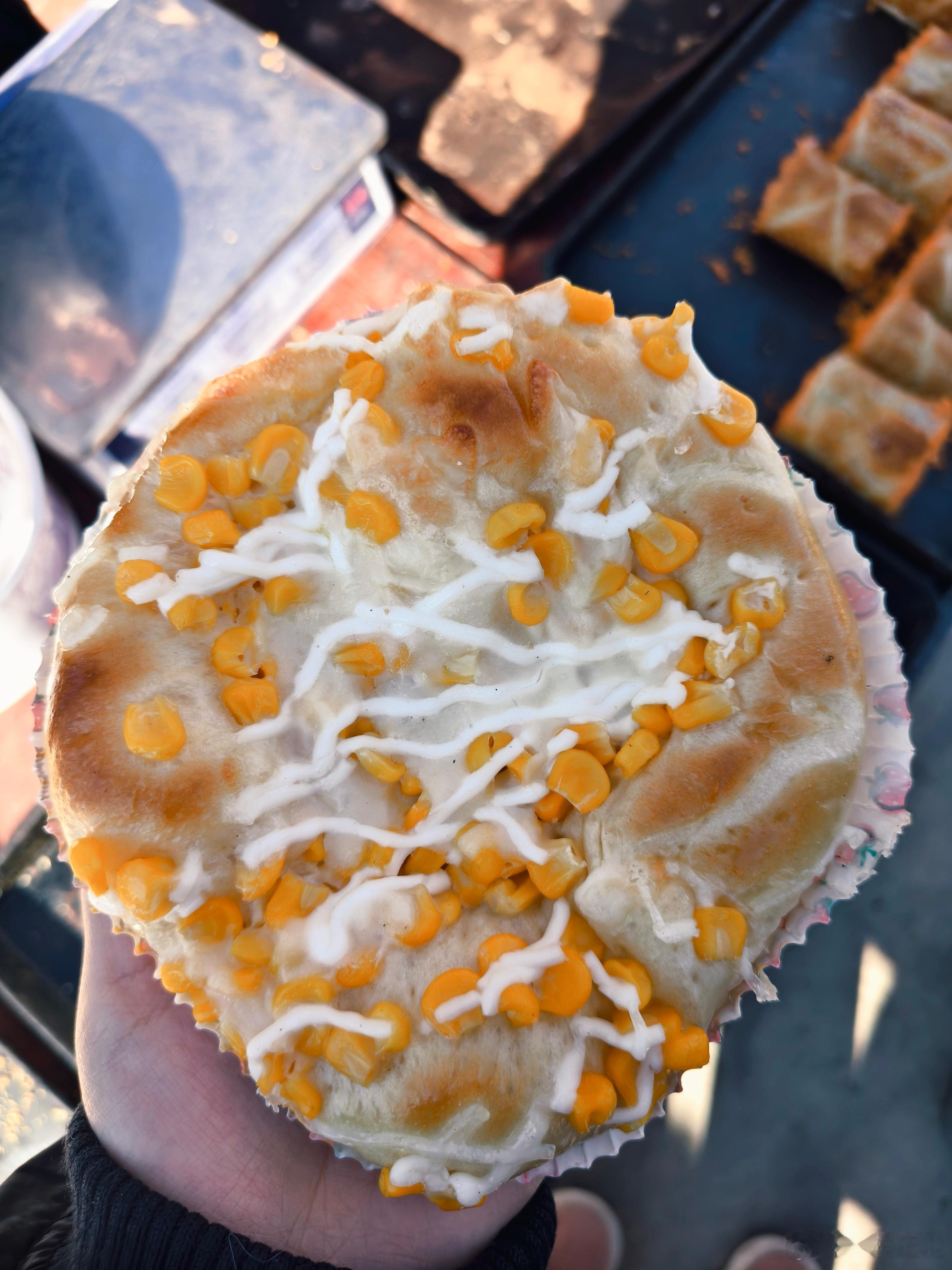 赶大集的烟火气冲出图片啦小杨同学说要吃披萨，大集上就有，买了一个榴莲披萨，孩子不