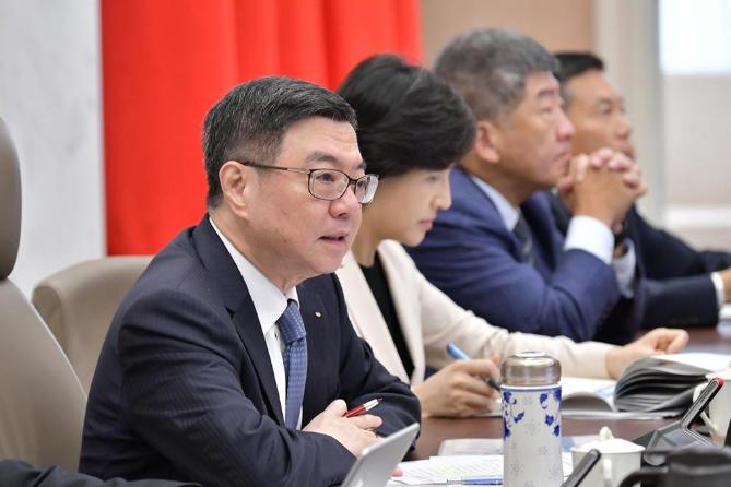 12月26日，台当局宣布，即日起要通过《两岸人民关系条例》修法，不光所有公务员赴