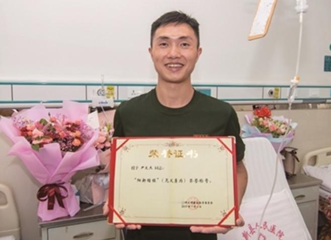 2019年，退伍军人尹文杰在抓小偷时，突然看清了小偷的长相，他大吃一惊，赶紧松手