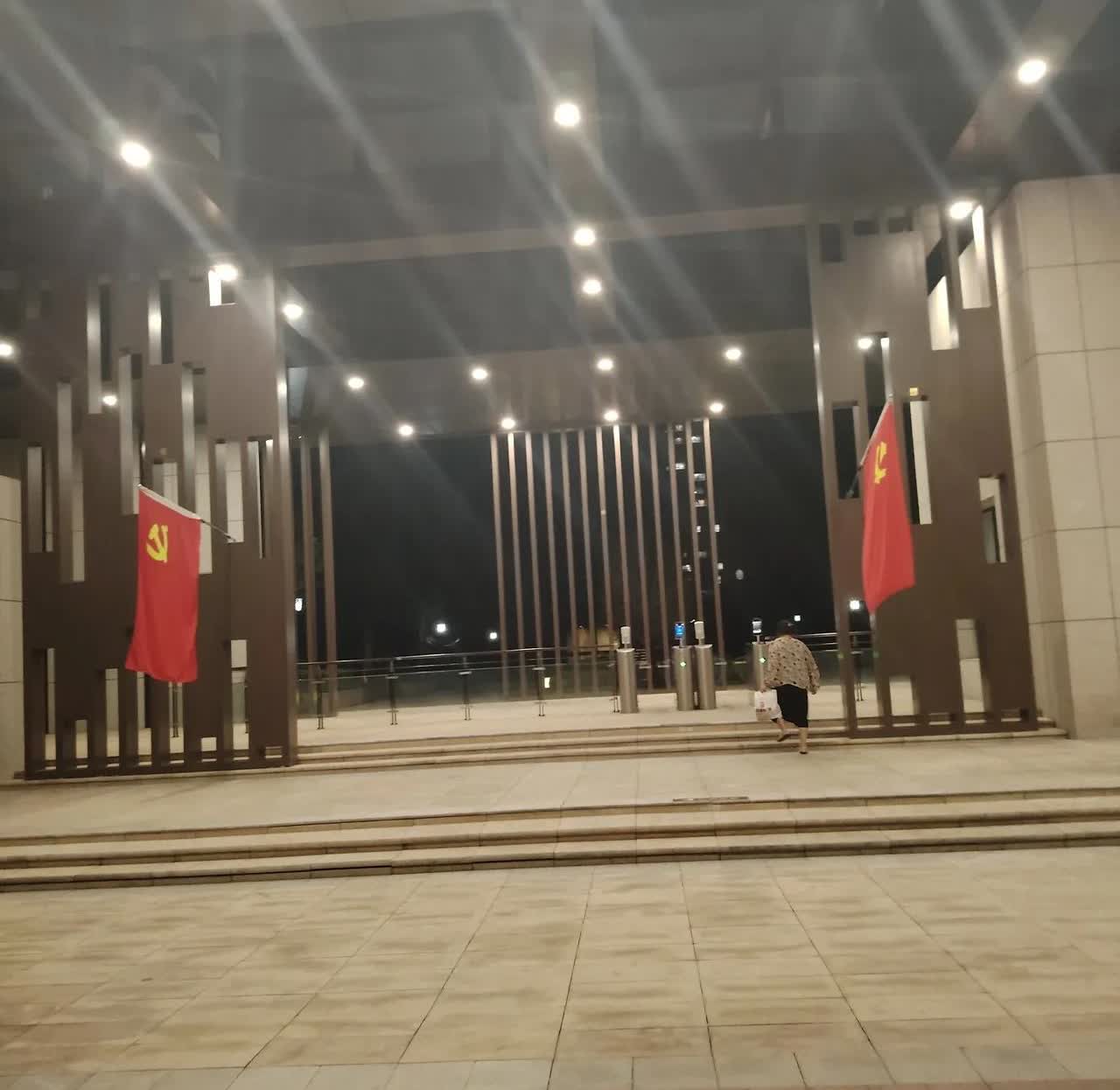 你才18岁，干的却是60岁的工作，你们父子甘心吗？小区新招一保安，怎