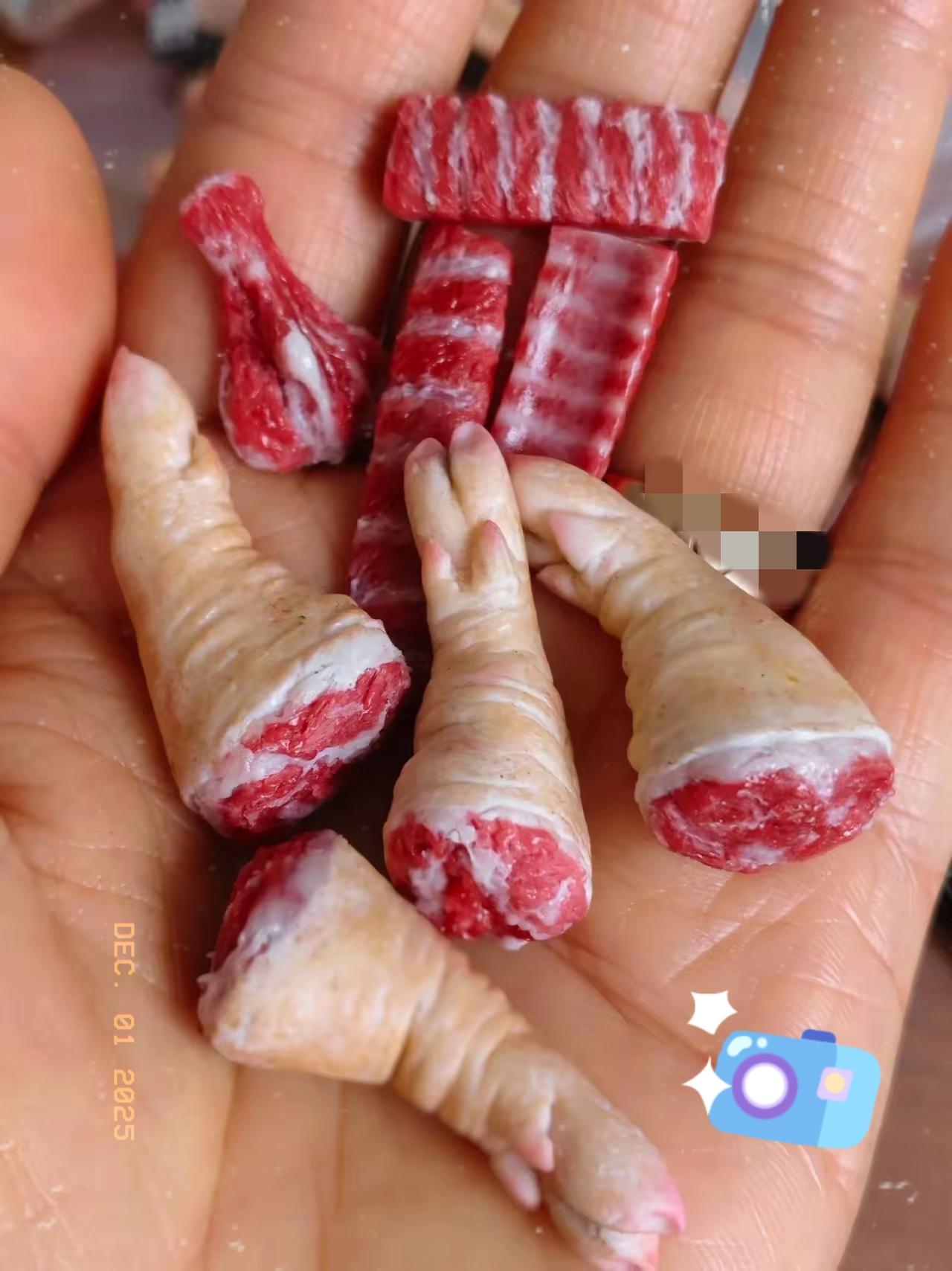 大姨家表妹给快递了4个猪蹄子和不少排骨，让我去驿站取回来。我妈怕我拿不动，特地叫