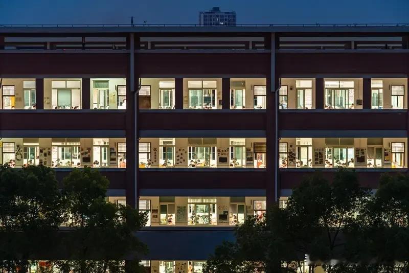 近日，江西南昌一所小学50名学生集体停课抗议特殊学生一事引发关注。原来，班级转来