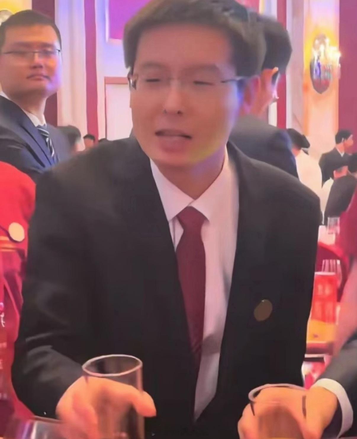 据说这是王兴兴在上市那天，为数不多的笑容。