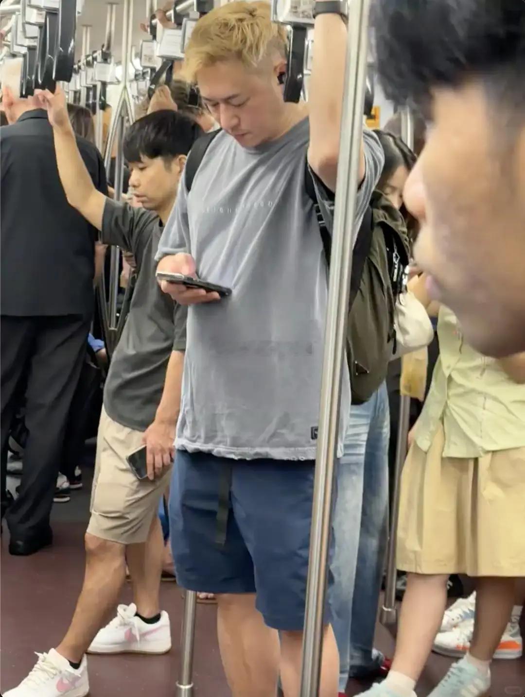 现年47岁的前TVB小生陈键锋现身泰国近照曝光，穿破洞T恤搭地铁，胖了一圈仍帅气