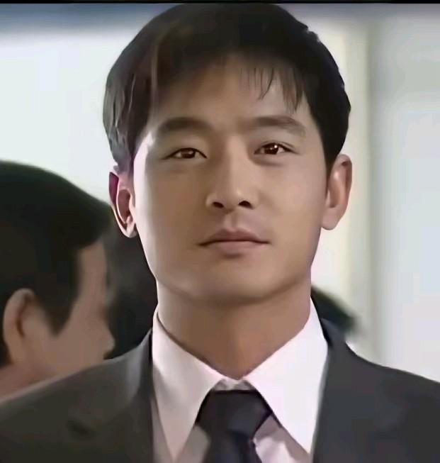 年轻时的郭晓东和杨洋还真有几分相似，那时候的郭晓东甚至可以说比杨洋还要帅，两人的