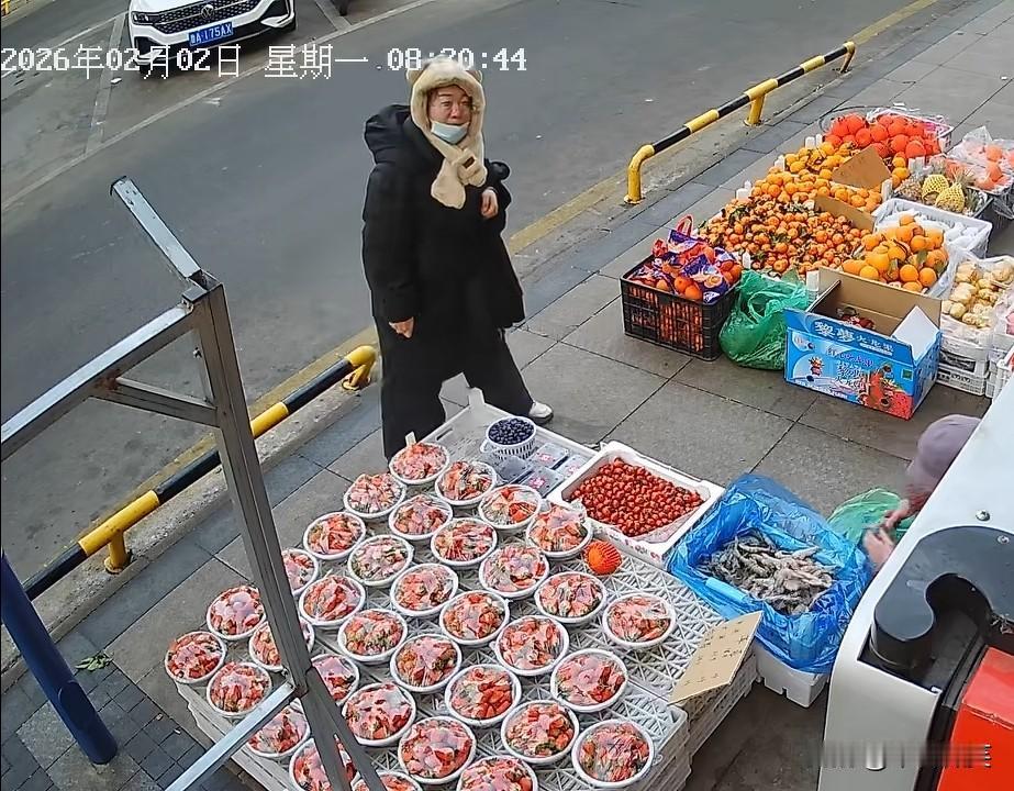 丢人现眼！山东济南一女子白嫖草莓！2月2日早上8点多，女子路过一家水果店，看到新
