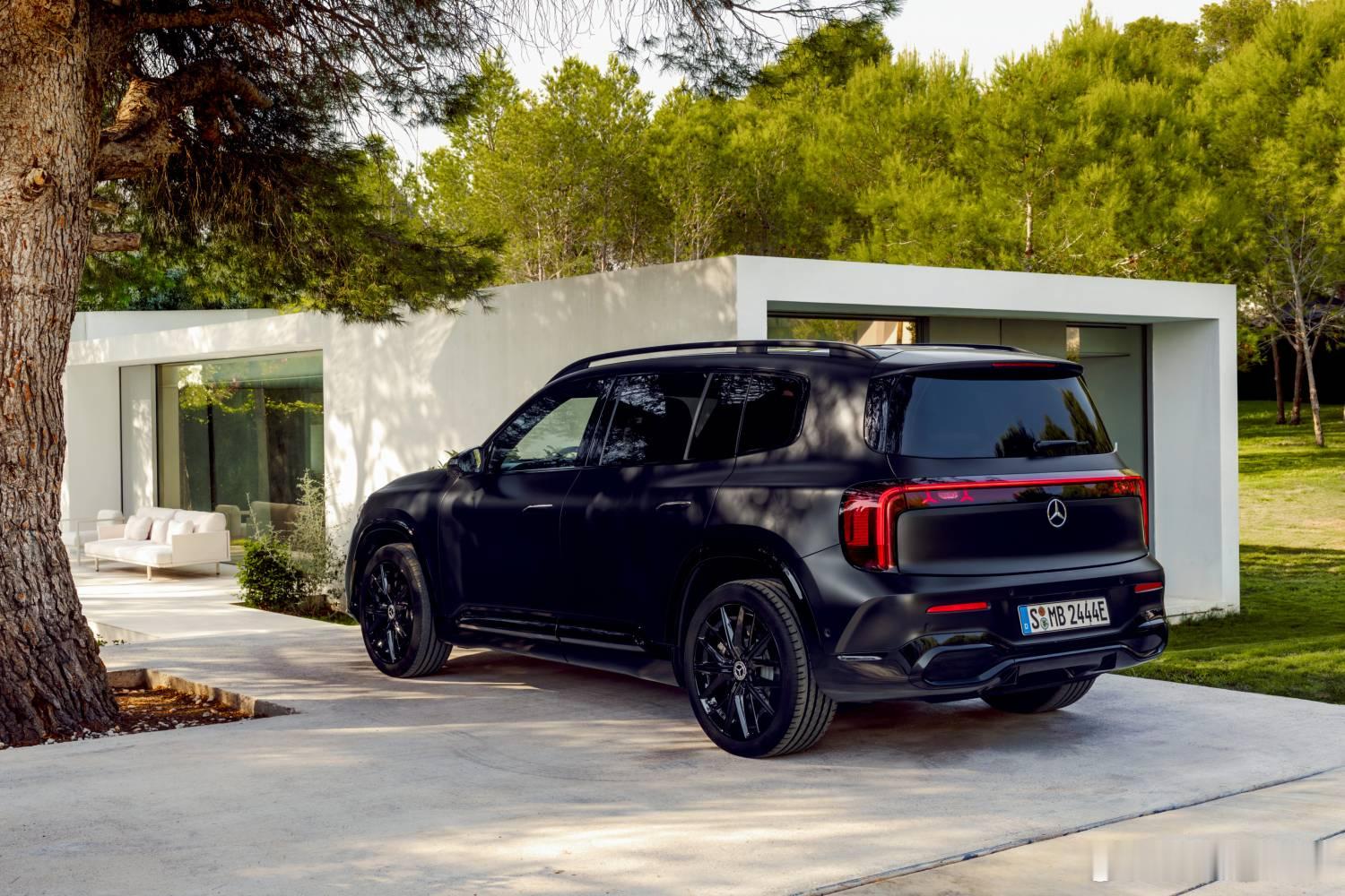 全新的奔驰GLB，MMA平台的第一款SUV。内饰和CLA纯电同款，三叉星空顶、副