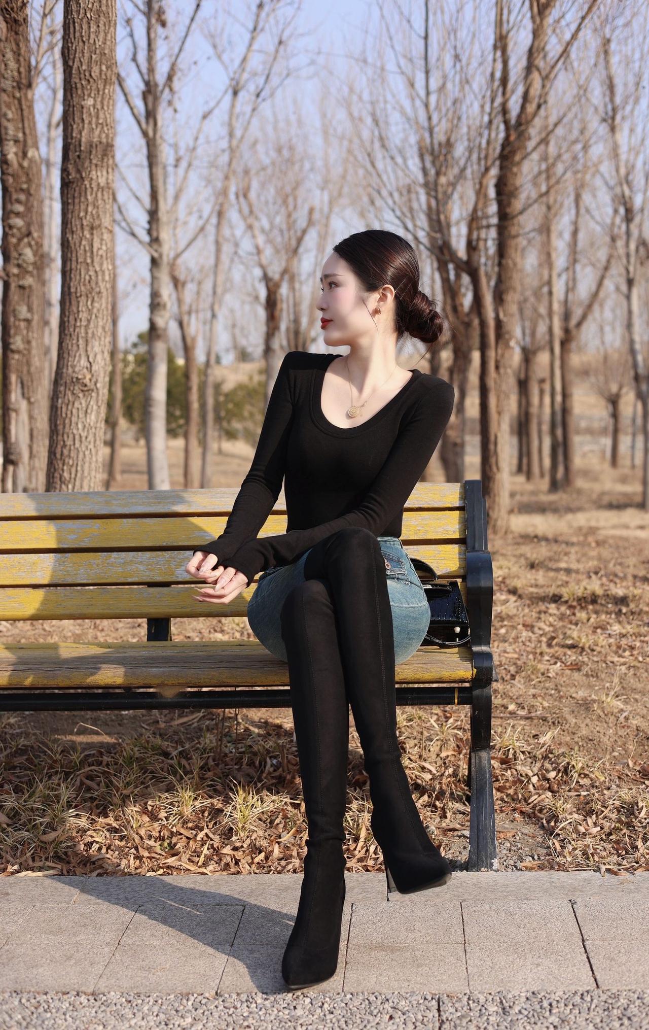 冬日午后，公园长椅上的优雅时光