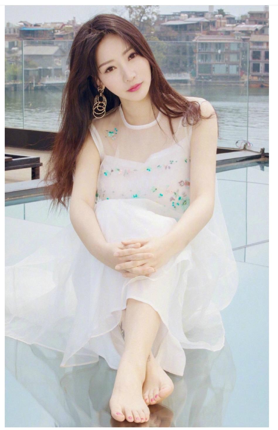 柳岩，脚丫子有点宽。