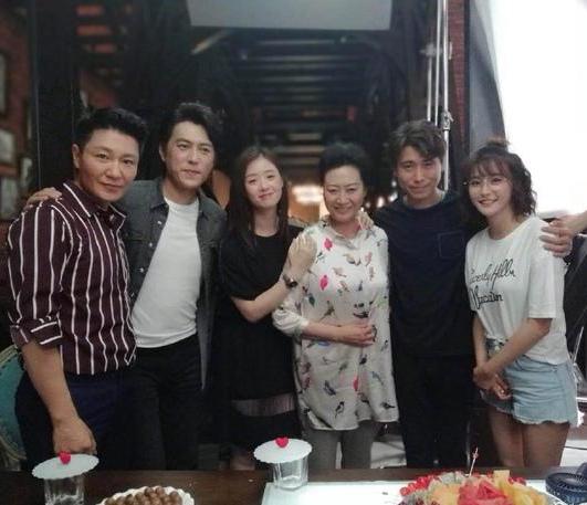 6星同框：我认出了穿着条纹衫的李宗翰，长发垂肩的蒋欣，丰神隽逸的靳东，风姿绰