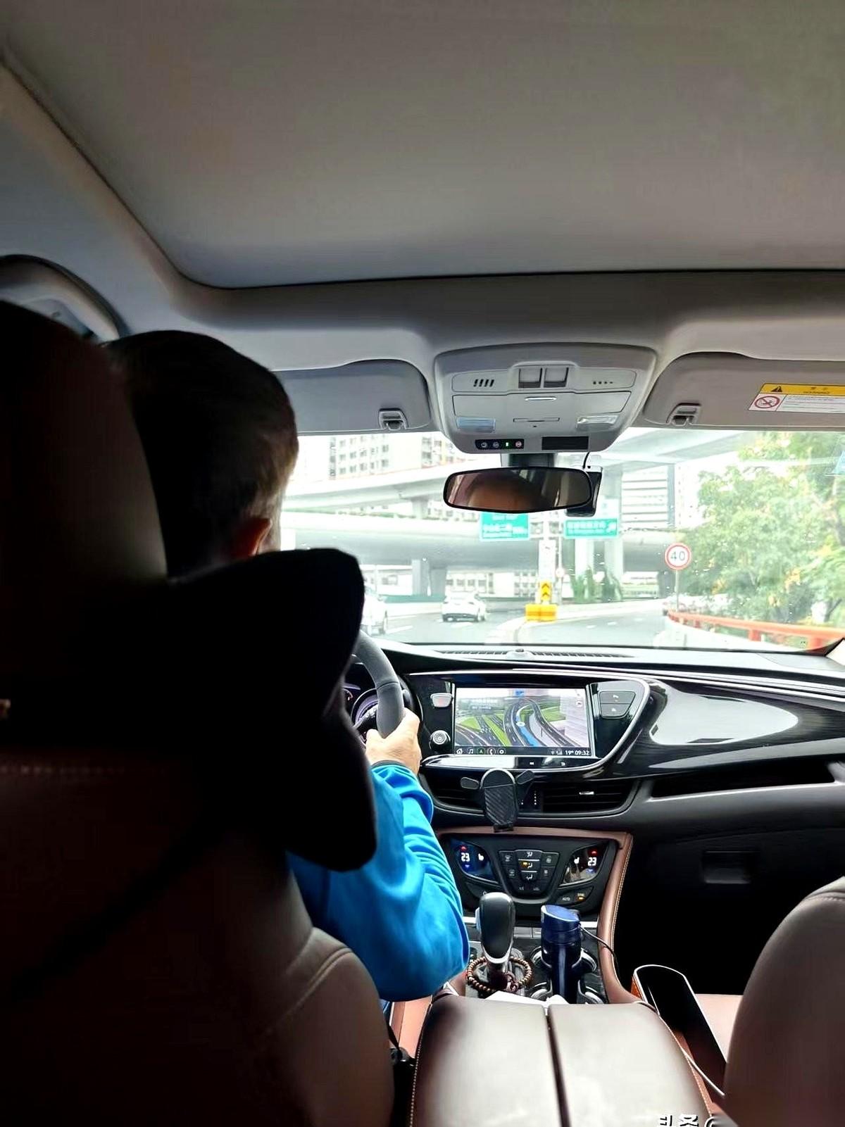 清晨6点，上海虹口的街头还没热闹起来，一辆私家车已经顺着虹梅南路高架，一头扎进了