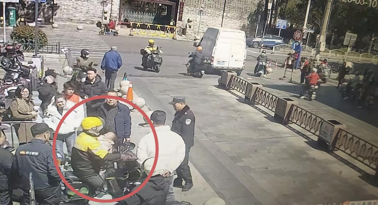 天呐！这妈妈要跪着谢了！10日上午，一位骑手单手骑电瓶车，怀里还抱着一岁的宝宝，