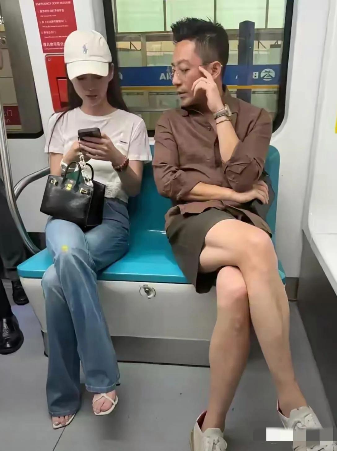 地铁里居然看到了汪小菲与马晓梅，两个人衣着朴素，超接地气，马晓梅身姿曼妙，双腿修
