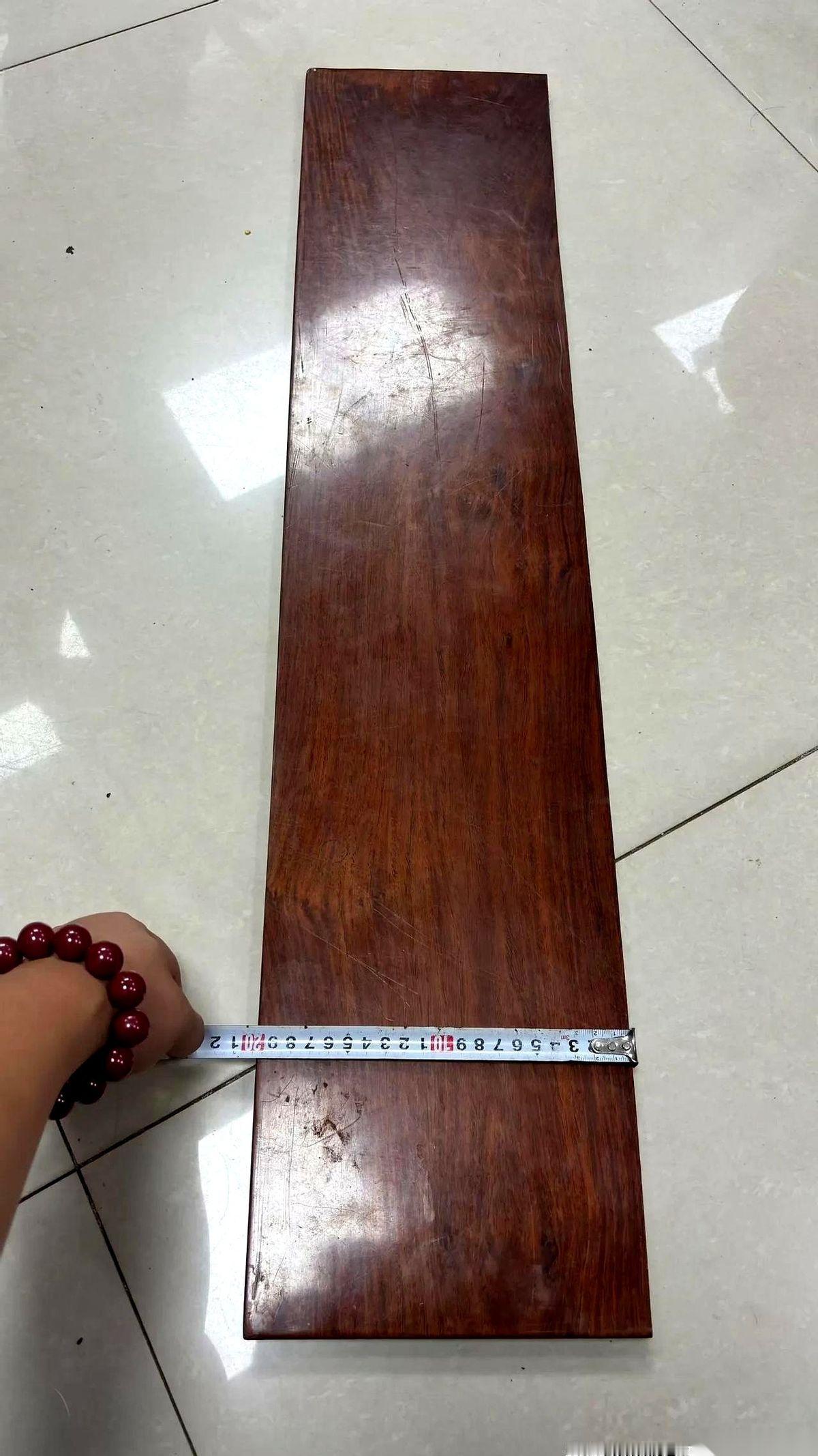 八十年代一毛钱一斤，现在上万。就这么个木头，叫黄花梨。你说魔幻不魔幻？别老盯