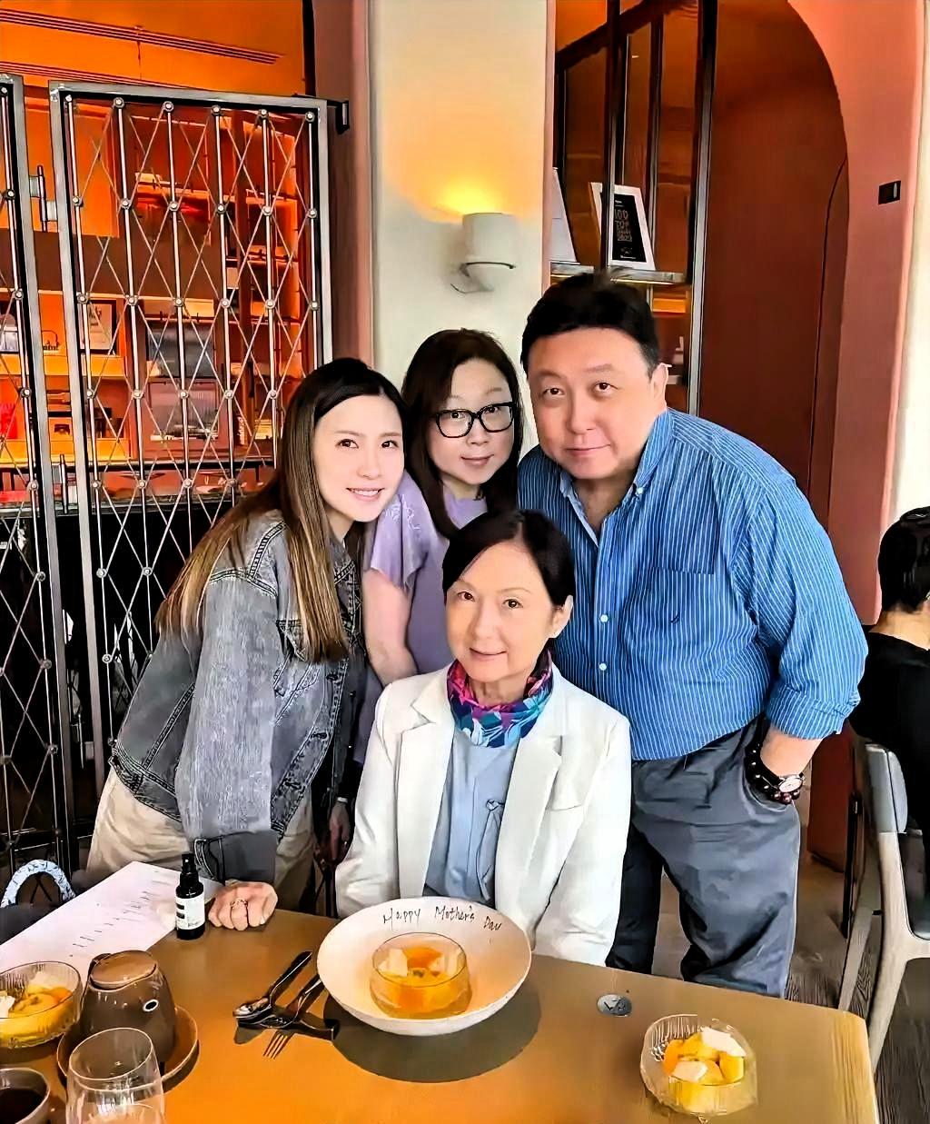 王晶夸向太年轻时颜值顶级。可他没说——当年关之琳站她旁边，都像丫鬟。不是五官