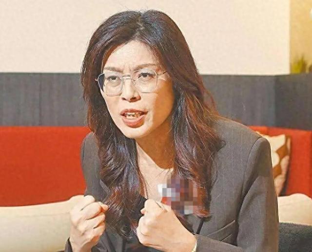 越看越觉得郑丽文就是一个政治骗子，她骗取了大陆邀请她访陆，欺骗大陆人对她口中的和