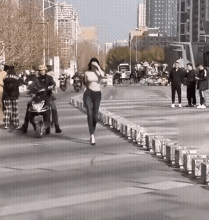 比T台的服装模特还要有魅力，周边的行人就是最好的观众。