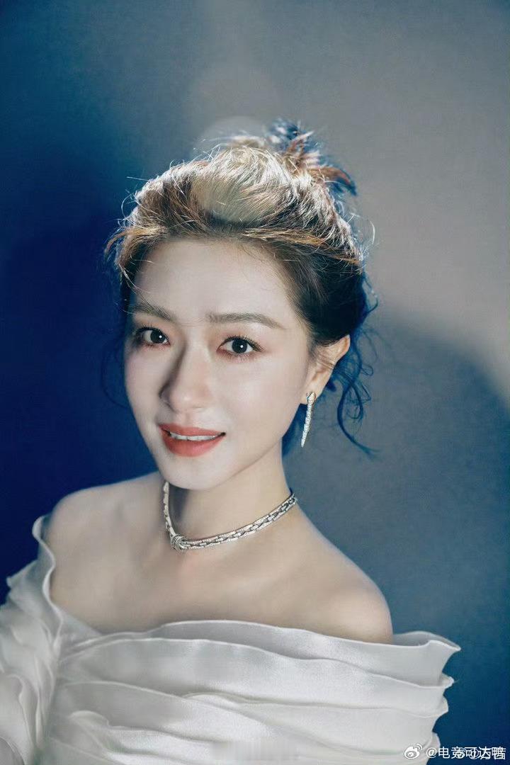 万茜腰臀比啊啊啊啊啊姐姐这套造型也太美了，很温柔但又很有力量的感觉，好美，身材也