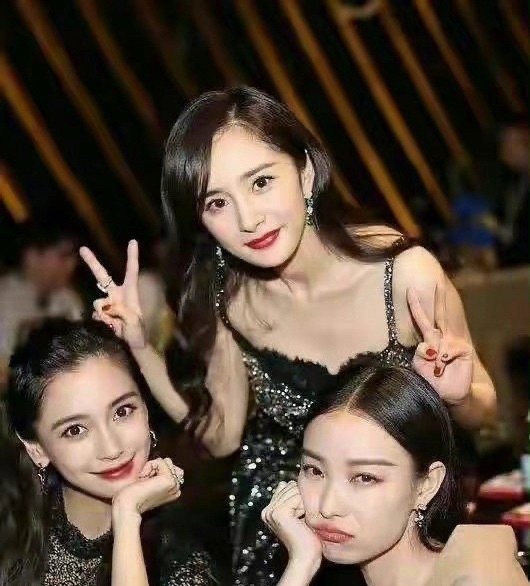 两张很有争议的照片，杨幂、Angelababy和倪妮的合照，你第一眼看到谁？