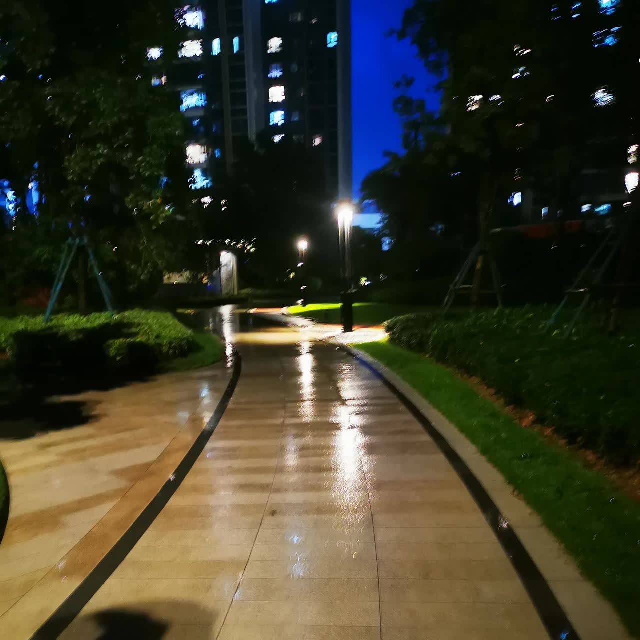 就在刚刚，这大深夜里，我们楼栋突然听到一位男子连连叫“救命”的声音。很多