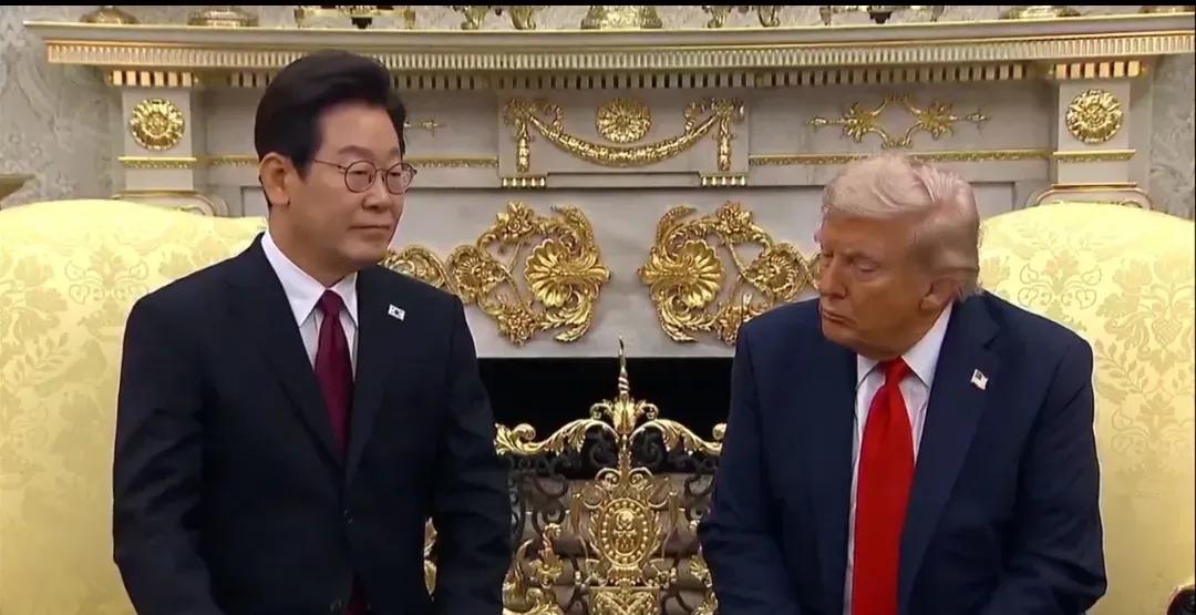 韩国总统李在明访问美国，归纳起来就是全程比较紧张、谨慎。一是李在明的坐姿，表情
