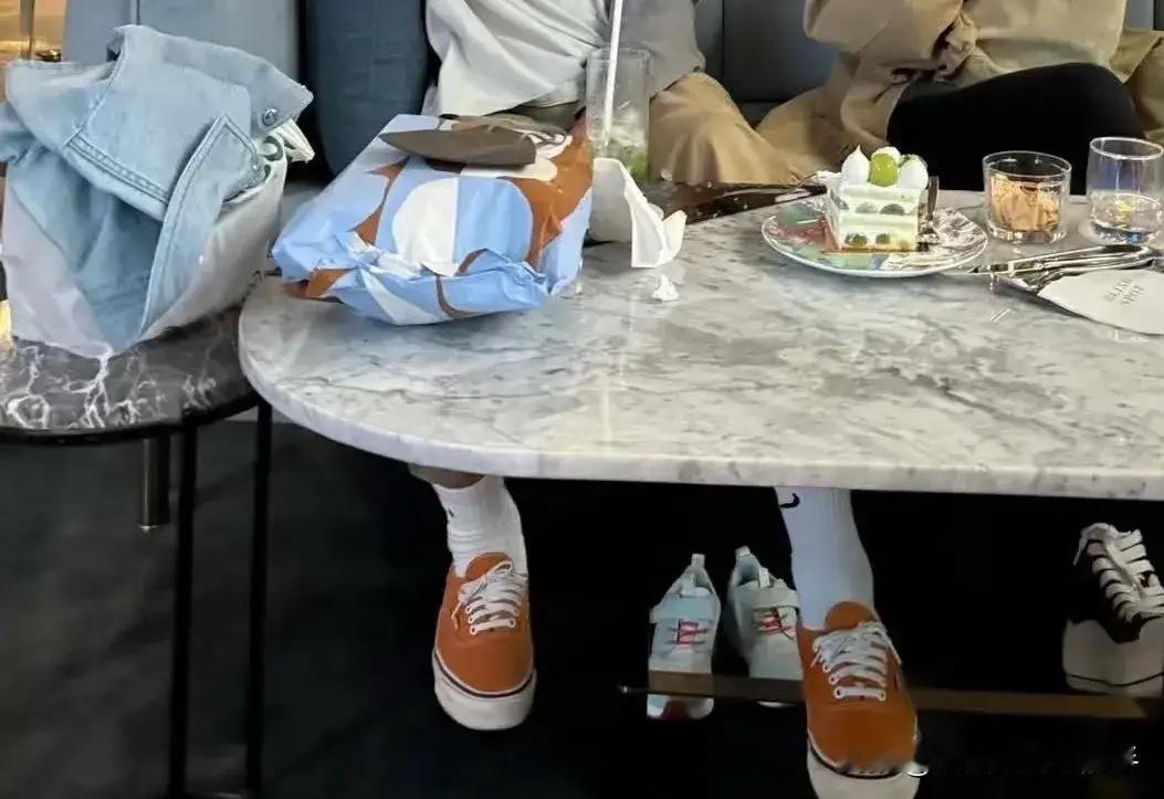 孙艺珍晒儿子拍的合影，她穿玄彬外套给玄彬脸打贴纸，真的好幸福！