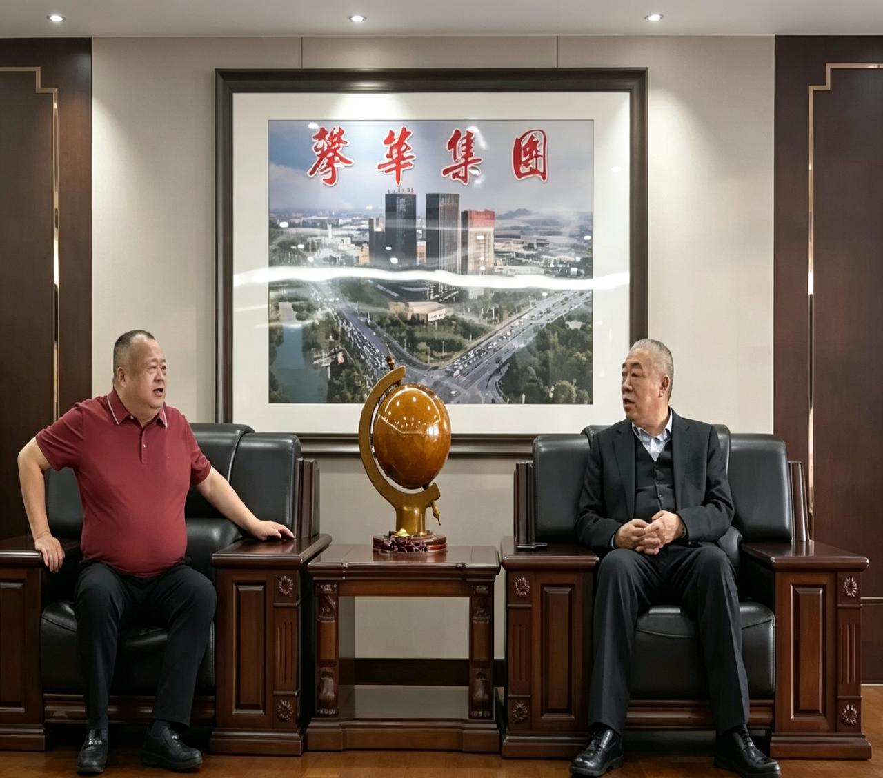 这是崔培军来到攀华集团，和董事长李兴华在会客室交流的现场。攀华集团是国内民企50