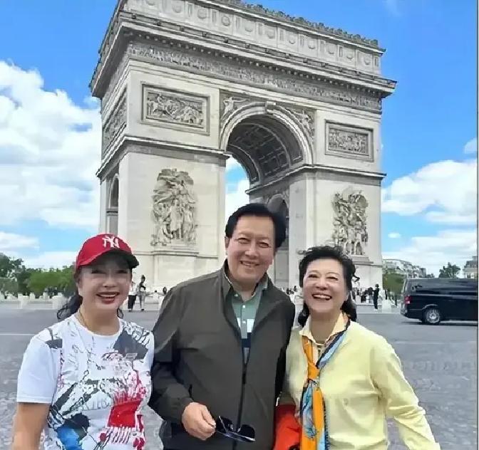 唐国强刘晓庆王馥荔被传组团旅游，我刷到照片愣住，三人戴墨镜站景区门口笑得跟老邻居