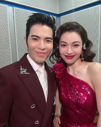 黑粉一直说钟楚曦是女版萧敬腾，像吗？​​​