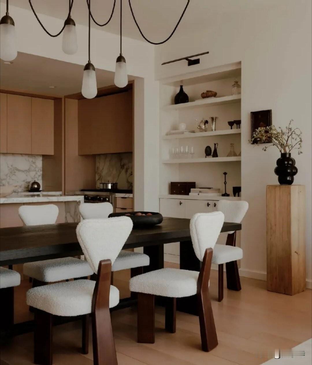 纽约公寓改造。在这次纽约公寓改造中，设计师巧妙地将业主深厚的伊朗文化背景与经典