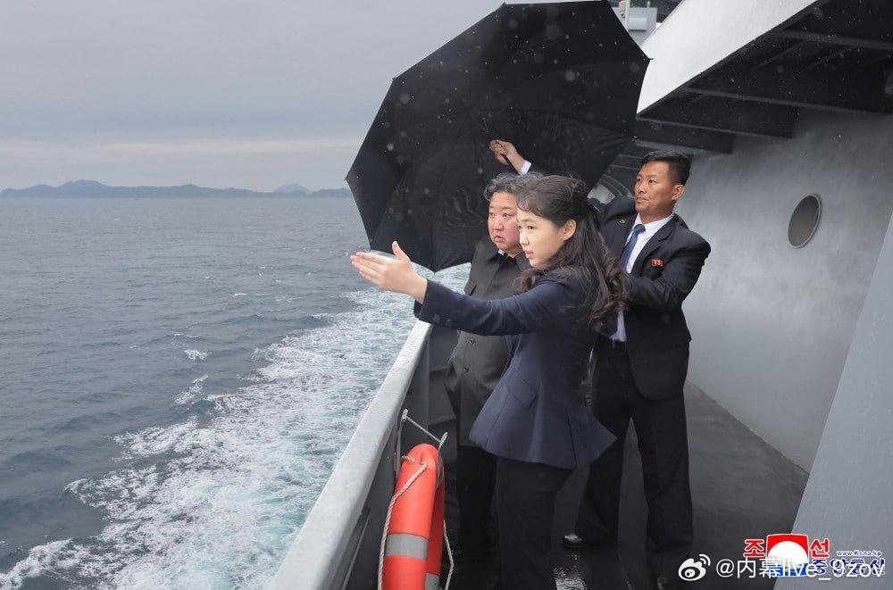 金正恩携女儿观摩“姜健”号驱逐舰试航。参观了综合指挥所等多个战斗值勤空间和要素，