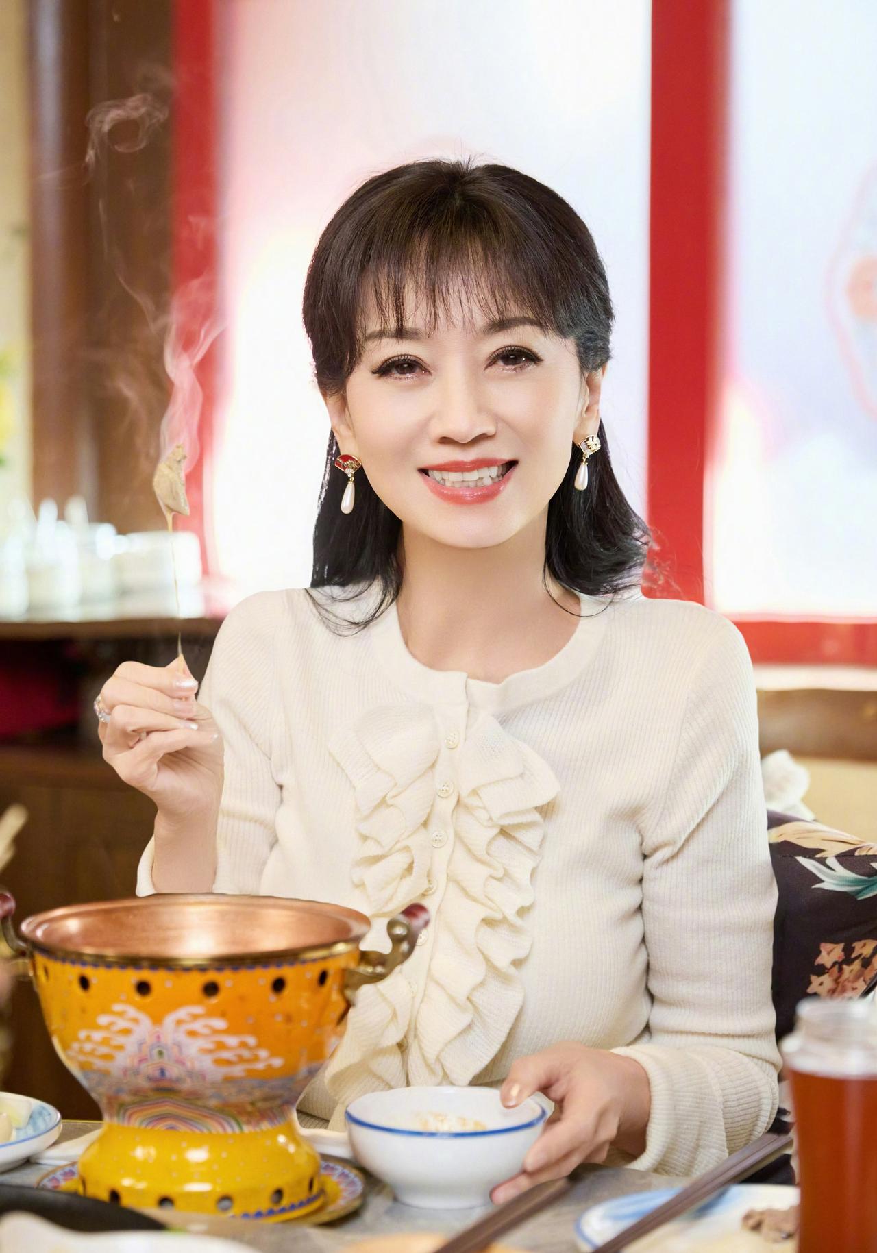 白娘子下凡吃铜锅涮肉？赵雅芝这状态我直接跪了！72岁的赵雅芝晒出涮肉日常，一