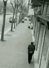 这一老一小肯定是有缘人。一位大爷在街上慢步，走着走着，听到楼上有小孩子的哭声