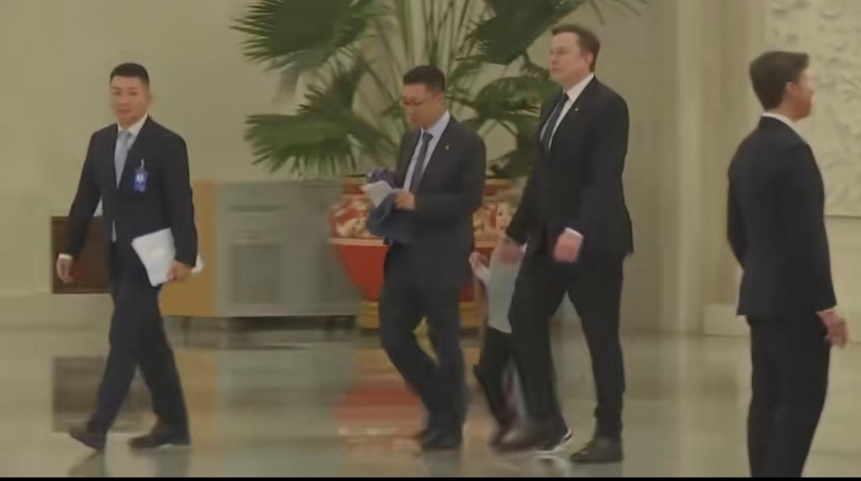 马斯克来华参加重要活动又又又把6岁的小儿子带在身边了。我认为论教育孩子，其他企业